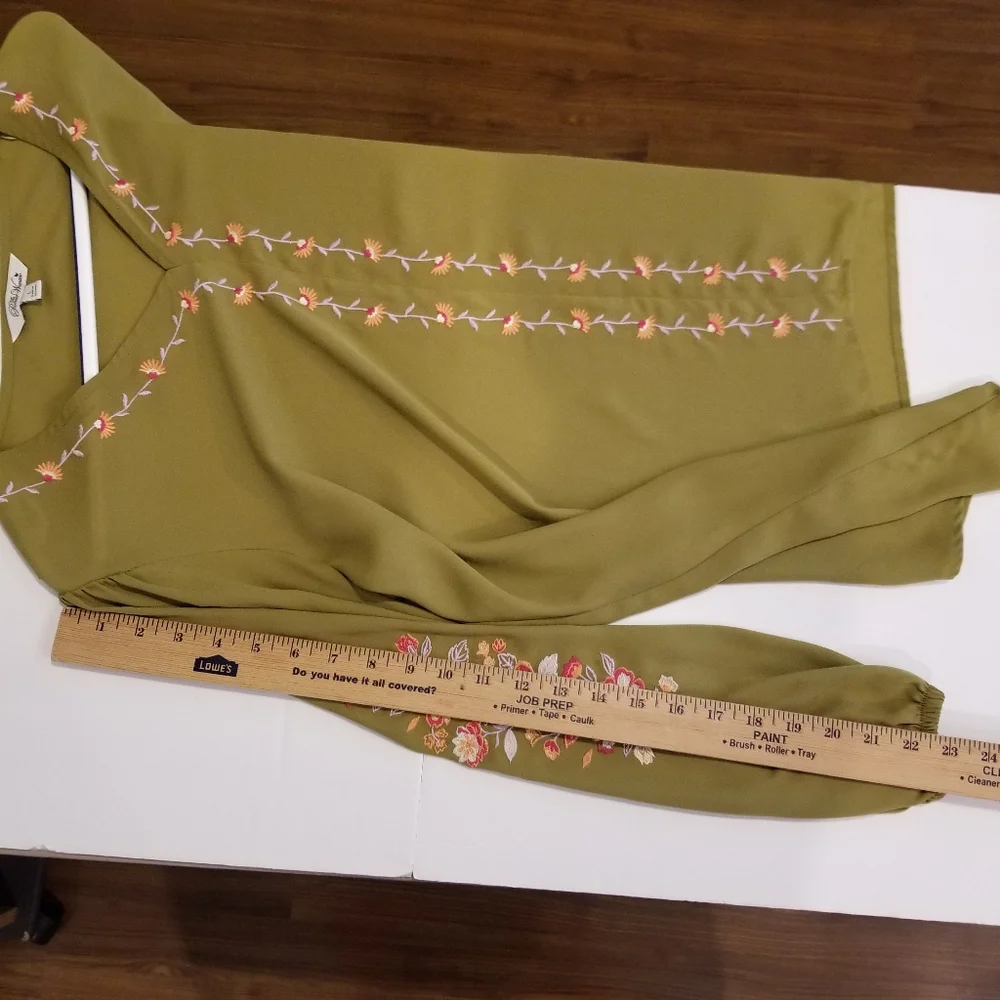 The Pioneer Woman Top Women's Large Olive Green Floral Embroidered Sleeve V Neck - Picture 7 of 8